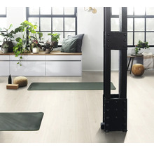 Lichte kamer met yogamatten, kussens en planten