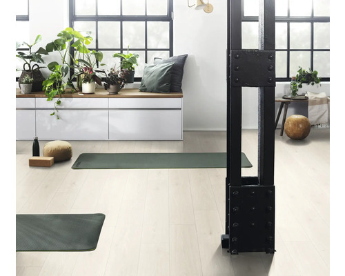 Lichte kamer met yogamatten, kussens en planten