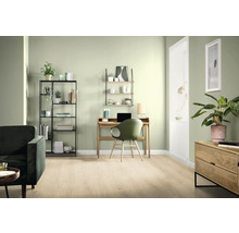 Woonkamer met bureau, stoel, plank en bank in een licht, modern design.