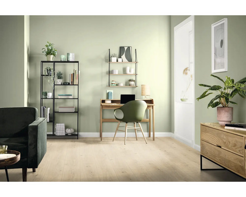 Woonkamer met bureau, stoel, plank en bank in een licht, modern design.