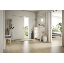 Lichte entree met garderobe, commode, spiegel en houten vloer.