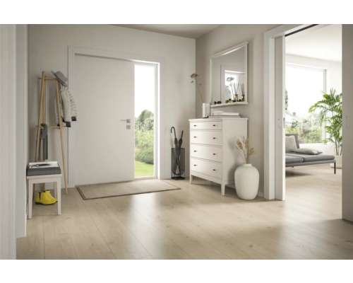 Lichte entree met garderobe, commode, spiegel en houten vloer.