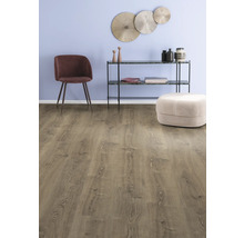 Interieur met laminaatvloer, stoel, kruk en plank.