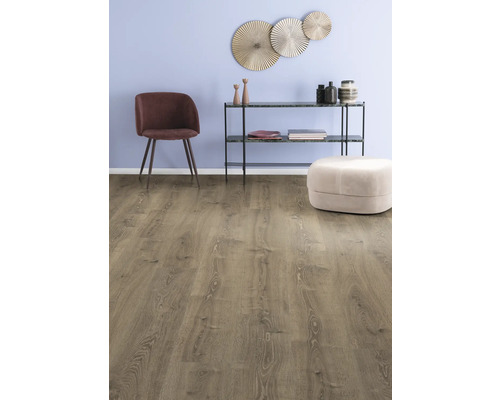 Interieur met laminaatvloer, stoel, kruk en plank.