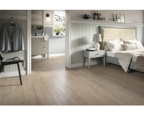 Lichte kamer met houtlook vloer, slaapkamer en badkamer