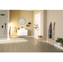 Moderne badkamer met douche, wastafel, spiegel en houten ladder