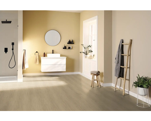 Moderne badkamer met douche, wastafel, spiegel en houten ladder