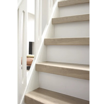 Close-up van een trap met houten treden en een witte balustrade