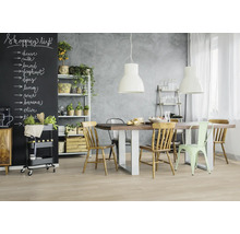 Lichte eetkamer met houten tafel, stoelen, rek en zwart schoolbord met boodschappenlijst