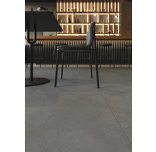 Interieurweergave met tafel, stoel en bar op de achtergrond
