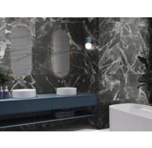 Moderne badkamer met marmeren tegels, wastafels en spiegels
