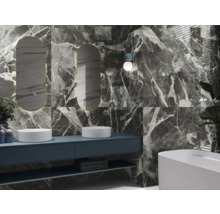 Moderne badkamer met grijze marmeren tegels, wastafelmeubel, spiegel en bad