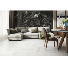 Moderne woonkamer met bank, eettafel en tegels in marmerlook