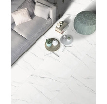 Woonkamer met bank, tafels en vloertegels met marmerlook.