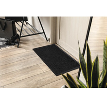 Schoonloopmat bij de ingang op een houten vloer