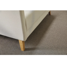 Detailopname van een bank met stoffen bekleding en tapijt
