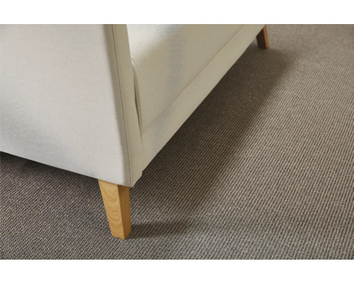 Detailopname van een bank met stoffen bekleding en tapijt