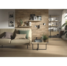Woonkamer met bank, wandplanken en houten panelen voor een gezellige sfeer