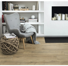 Woonkamer met fauteuil, bijzettafel van touw en planken