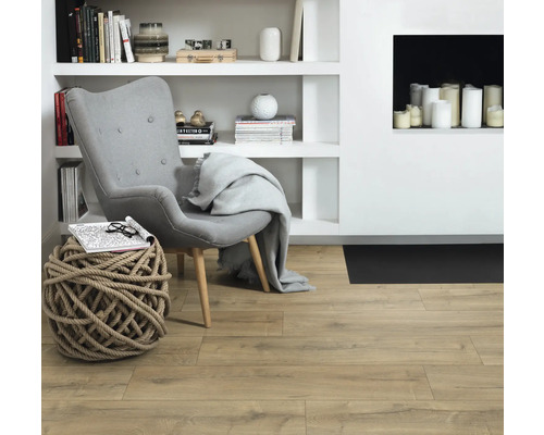 Woonkamer met fauteuil, bijzettafel van touw en planken