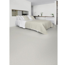 Slaapkamer met bed en lichte vloerbedekking