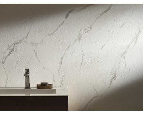 Badkamer met wastafel, kraan en wanddecoratie in marmerstijl