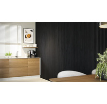 Moderne keuken met houten kasten, raam, decoratie en zwarte akoestische wandpanelen