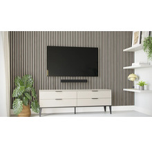 Woonkamer met wandpanelen, televisie, soundbar, commode en wandplanken