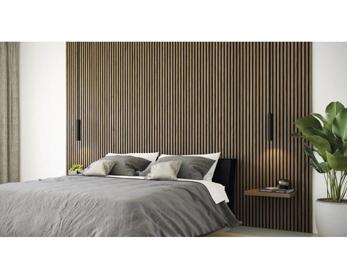 Slaapkamer met houten lamellenwand en bed