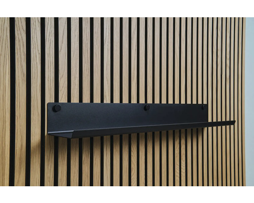 Zwarte wandplank aan houten lambrisering