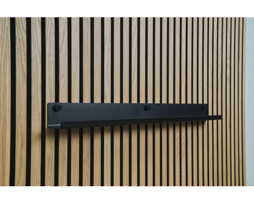 Zwarte wandplank aan een houten lattenwand