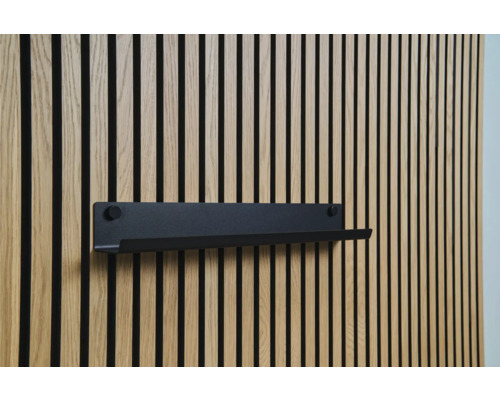 Houten wandpaneel met zwarte plank