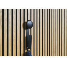 Houten wandpaneel met zwarte kapstokhaak en paraplu
