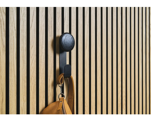 Houten wand met haak en handtas