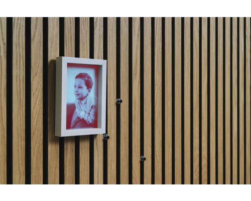 Wandpanelen met houten structuur en een fotolijst eraan bevestigd