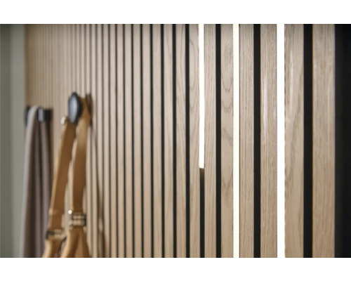 Houten lambrisering met verlichting en accessoires