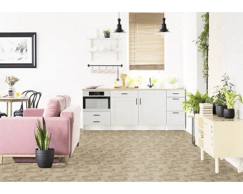 Lichte woonkamer met keuken, bank, eettafel en planten