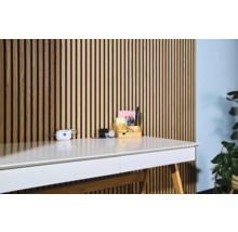 Bureau met houten lamellenwand op de achtergrond voor een modern kantoorinterieur