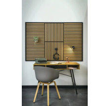 Inrichting met bureau, stoel en akoestisch paneel aan de wand.