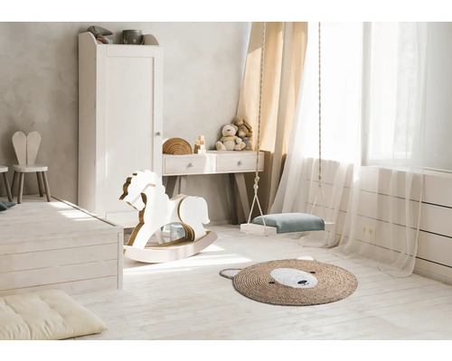Kinderkamer met kast, bureau, schommel, hobbelpaard en vloerkleed