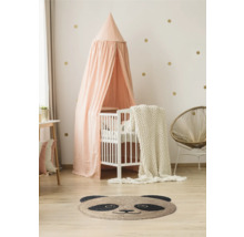 Lichte kinderkamer met babybed, hemel, panda-tapijt en rotan stoel