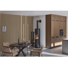 Woonkamer met eettafel, stoelen, houtkachel en houten lambrisering