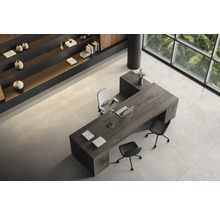 Lichte kantoorruimte met bureau, stoelen en rekken.