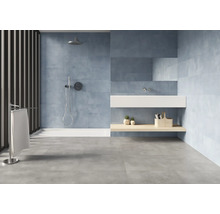 Lichte badkamer met douche, wastafel en handdoekrek