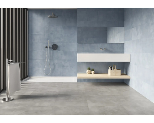Lichte badkamer met douche, wastafel en handdoekrek
