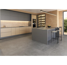 Moderne keuken met kookeiland, zitplaatsen en ingebouwde kasten voor een georganiseerde ruimte