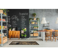 Keuken met krijtbord, rek, eettafel en vloermat met koffiemotief