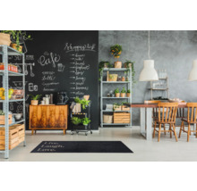 Eetkamer met schoolbordmuur, rekken en houten elementen