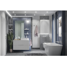 Moderne badkamer met wastafel, spiegel, bad en verlichting