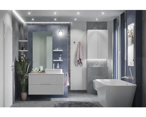 Moderne badkamer met wastafel, spiegel, bad en verlichting